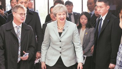 英国首相特丽莎梅（中）在周三到访湖北武汉市，亲临武汉大学出席英国教育文化交流展。