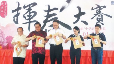 林添枝（左起）、黄纪隆、 王志杰、陈莉莹及刘颖薇主持揭封仪式。