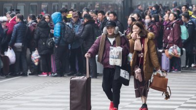 2018年中国春运从周四开始，至3月12日结束，共计40天，周三在南京火车站人潮汹涌，旅客在排队乘火车回乡。