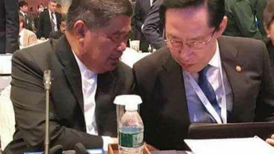 莫哈末沙布（左起）在新加坡出席“第17届香格里拉对话”时，与韩国国防部长宋永武交流。