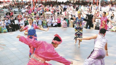 在文化与旅游连结政策倾向下，文化的重要功能在于增加观光旅游的收益，忽略了文化培力与教育工作。图为当局为游客呈献各族传统舞蹈表演。