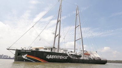 宣导环境保护意识的“彩虹勇士号”停泊在巴生港口码头，长达4天至周二（5日）供参观。