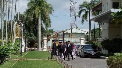 8名国阵玻璃市州议员于周日早上到亚娄皇宫觐见拉惹端姑赛西拉祖丁殿下致歉及请求原谅。