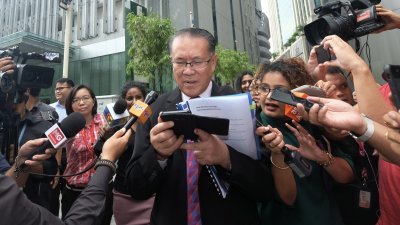 吉隆坡市长阿敏诺丁（中）接受媒体围访时表示，已向国家耆老理事会汇报市政局的一些决定，包括取消总值10亿令吉的10个项目。