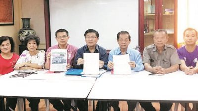 郑锦铭（左4起）、郑添皇、许炳正及卢汉源等理事，澄清该公会还未同意此时搬迁。
