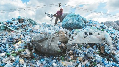 肯尼亚蒙巴萨一名男子，在一座塑胶瓶堆积成山的回收场中，进行塑料分类。全球每年使用的胶袋量，可覆盖两个法国的面积，但只有不足10%会循环再用。
