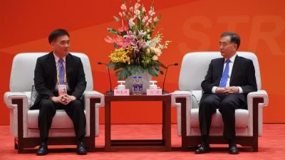 中国国民党副主席郝龙斌（左），周三与中国全国政协主席汪洋首次会面，多次谈到“九二共识”，但对“一中各表”只字未提。
