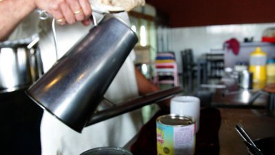 消费税下调至零，峇属咖啡商公会呼吁，饮料售价1令吉70仙或以上的咖啡店业者调低价格。（档案照）