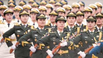 中国国事访问欢迎仪式推出改革新举措，三军仪仗队中首次增加女兵方阵是此次改革的一大亮点。这是周三在欢迎仪式上拍摄的女兵方阵。