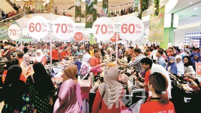吉隆坡国企十合广场内的服饰及包包等商品展开促销，吸引了大批人潮抢购。（摄影：张真甄）