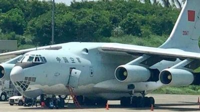 中国一架运输机，日前降落在菲律宾达沃的机场添油。