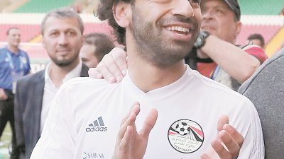 虽然萨拉赫没有参加埃及队的训练，但他还是走上训练场和球迷们打招呼。