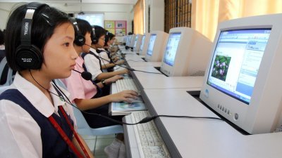 受访的华教人士都认同教育部把电脑班纳入正课行列，惟促请当局在落实有关政策前，暂缓已发出的电脑班禁令。 (档案照)