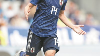刚伤愈复出的埃瓦尔中场乾贵士独中双元，帮助日本以4比2逆转防守见长的巴拉圭，为出征俄罗斯世界杯前注入一支强心剂。