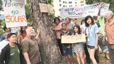 米娜（前左3）偕同丹绒武雅居民反对槟岛市政厅为了扩大道路，批准砍伐及移植骆葆亭路22棵树木。