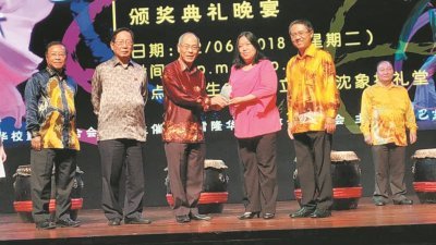 蔡庆文（左3起）赠送纪念品给锺宝妹；左起蔡崇伟、刘利民及筹委会主席陈云枫。
