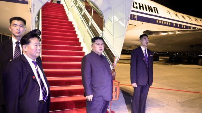 朝鲜最高领导人金正恩（右2）周二深夜抵达樟宜机场，乘搭中国国航的专机，离开新加坡。