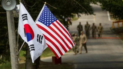 特朗普宣布停止被朝鲜视为威胁的美韩联合军演后，对韩国当局而言犹如抛下震撼弹，因为联合军演和驻韩美军被视为是两国同盟的基础。这是韩美国旗在韩国龙仁市飘扬。