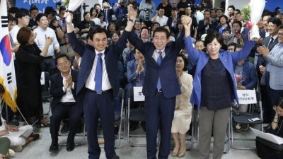 韩国地方选举，执政的共同民主党赢得压倒性大胜。朴元淳（图中）第3度当选首尔市长。