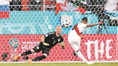 秘鲁中场库埃瓦将点球踢飞，让丹麦门将小舒梅戈（面对镜头者）以495分钟，写下新的不失球纪录。