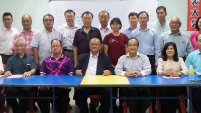 甲州董联会第31届初选理事出炉，成员包括房有平（前排左起）、李恩祈、萧汉昌、杨应俊、 杨才国等人。