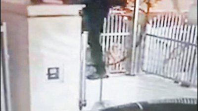 少年翻墙进入私宅试图偷走脚车的过程被闭路电视摄下。
