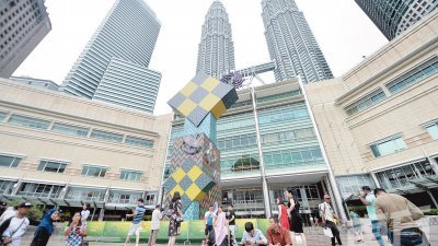 吉隆坡双塔楼是国内外游客必到之处，户外的广场及公园处更是拍照的最佳景点，吸引了不少人潮，以摄下最美好的画面，留作纪念。（摄影：曾钲勤）