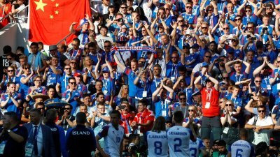 世界杯周六一场阿根廷对垒冰岛的球赛中，观众席中有据信来自中国的球迷，拿著中国的五星红旗观赛。