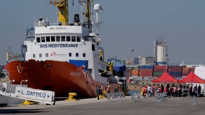 载有629名在地中海获救移民的“宝瓶座”号救援船，周日停靠在巴伦西亚的港口，地面有红十字会职工和翻译员接应。