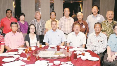 李官仁（前左5）与霹雳董联会独中发展工委会及霹雳9独中代表，盼望新届州政府能够制度化拨款华校， 尤其是独中。