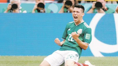 墨西哥边锋洛萨诺在迎战卫冕冠军德国的世界杯F组序幕战，攻入全场唯一进球后激动地跪地握拳庆祝。
