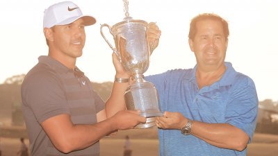 美国球手科普卡（左）在父亲节当天成功卫冕英国高尔夫球公开赛冠军后，与父亲一起举起冠军奖杯。