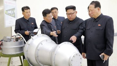 朝鲜在去年9月3日进行氢弹试爆，朝鲜官方朝中社当天发布该国最高领导人金正恩（右2）视察氢弹的画面。朝鲜的态度今年出现大转变，将专注力转向外交和经济，甚至愿意推进无核化。