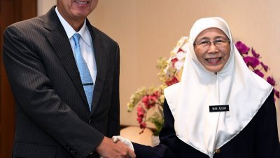 日本驻马大使宫川真喜雄（左）到首相署礼貌拜会旺阿兹莎。