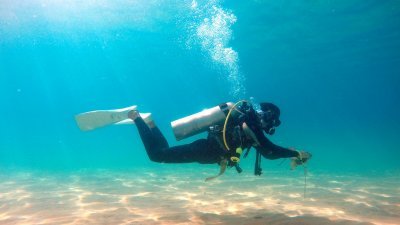 大部分时间都待在刁曼岛，蔡崇烈希望有机会到国外潜水，今年初他去了马尔代夫，还想到印尼、菲律宾等地体验不一样的潜点。图为他在海底的身影。