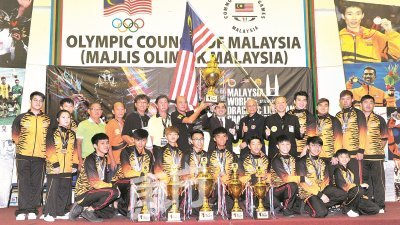 马来西亚柔佛耶耶亚哇洪仙大帝庙舞龙队以精湛的技艺，打败9支参赛队伍，夺得舞龙世界冠军。后排右5起为林顺成、大马全国龙狮总会永久名誉会长拿督斯里纪永辉及纳兹夫丁。 （摄影：陈为康）