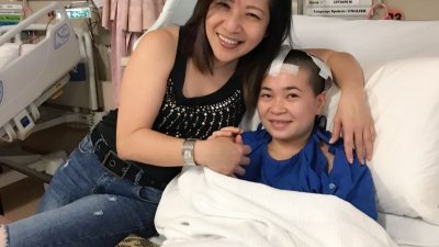 陈波玲（左）不离不弃照顾丽瓦妮，并为她筹款。图取自网络。