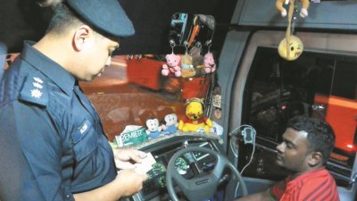 警方周二晚间在全柔展开“巴士特别取 缔行动”（Ops Khas Bas） ，针对违 反交通法令的长途巴士展开取缔行动。