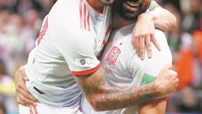 在对阵伊朗时，伊斯科（左）创下了西班牙一大历史纪录：单场138次触球！图为他在队友迭戈-科斯塔破门后，与他抱在一起庆祝。