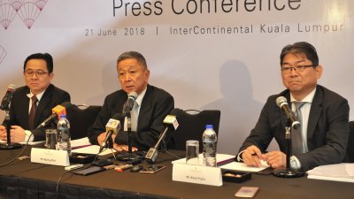永旺信贷董事经理藤田建二（ 右起）、黄永吉与李吉祥出席记者会。