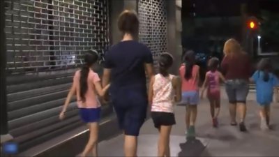 纽约地方电视台NY1根据线报，在周三凌晨时分拍到5名女童被两名成人带到卡尤加中心。