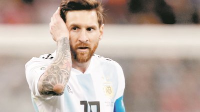 遭遇惨败后，阿根廷队长梅西拒绝回答记者的问题，径直走入球员通道，直奔更衣室去。