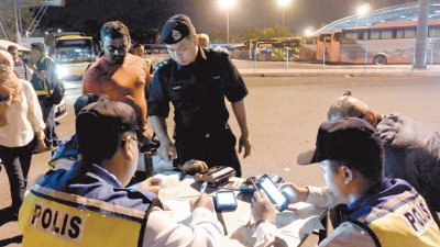 全柔共有430名来自交警调查与执法组的警员，参与为期15天的“安全行动13”，取缔在佳节期间违规驾驶的人士。