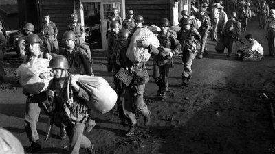 1950年7月，投入韩战的美军离开韩国大田广域市的火车站，准备到前线