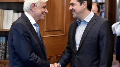 希腊总统帕夫洛普洛斯（左）周五在总统府，会见总理齐普拉斯，讨论希腊债务危机的最新状况。