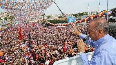 土耳其总统埃尔多安当地时间周五，在该国最大城市伊斯坦布尔进行选前演讲，为周日的总统选举谋求连任做最后的拉票。