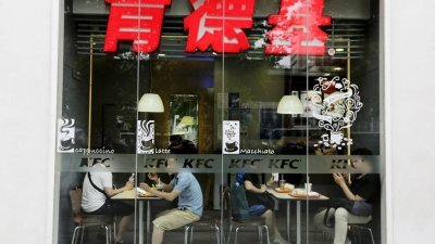 这是位于北京的一家肯德基快餐店，中国民众在店内用餐。中美贸易战开打，企业受池鱼之殃。