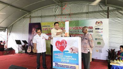 槟州卫生局主任旺曼苏（左起）、阿菲夫及马来西亚癌症协会槟城分会主席T德瓦拉于周日上午为槟城州级世界无烟日活动主持开幕仪式。