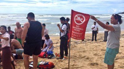 去年9月18日，一名澳洲妇女在普吉岛卡马拉海滩的游泳禁区遇溺，经抢救后仍不治身亡。