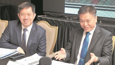 右起为集团主席兼董事经理陈木丰及执行董事蔡秋海。
